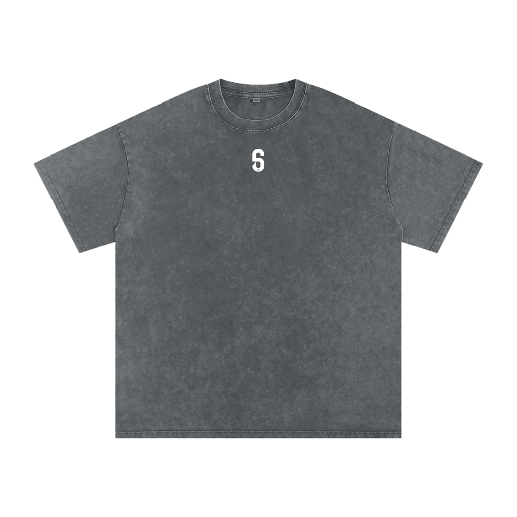 Avant du t-shirt gris acid wash, logo blanc “6AM” en poitrine, mood street et technique.