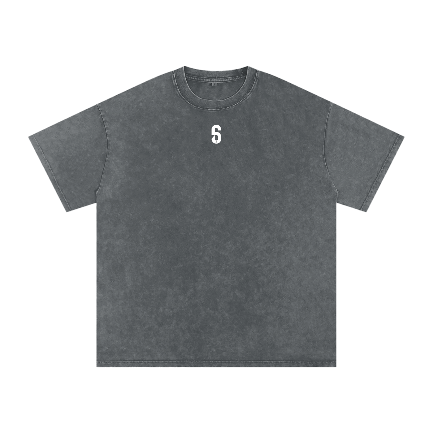 Avant du t-shirt gris acid wash, logo blanc “6AM” en poitrine, mood street et technique.