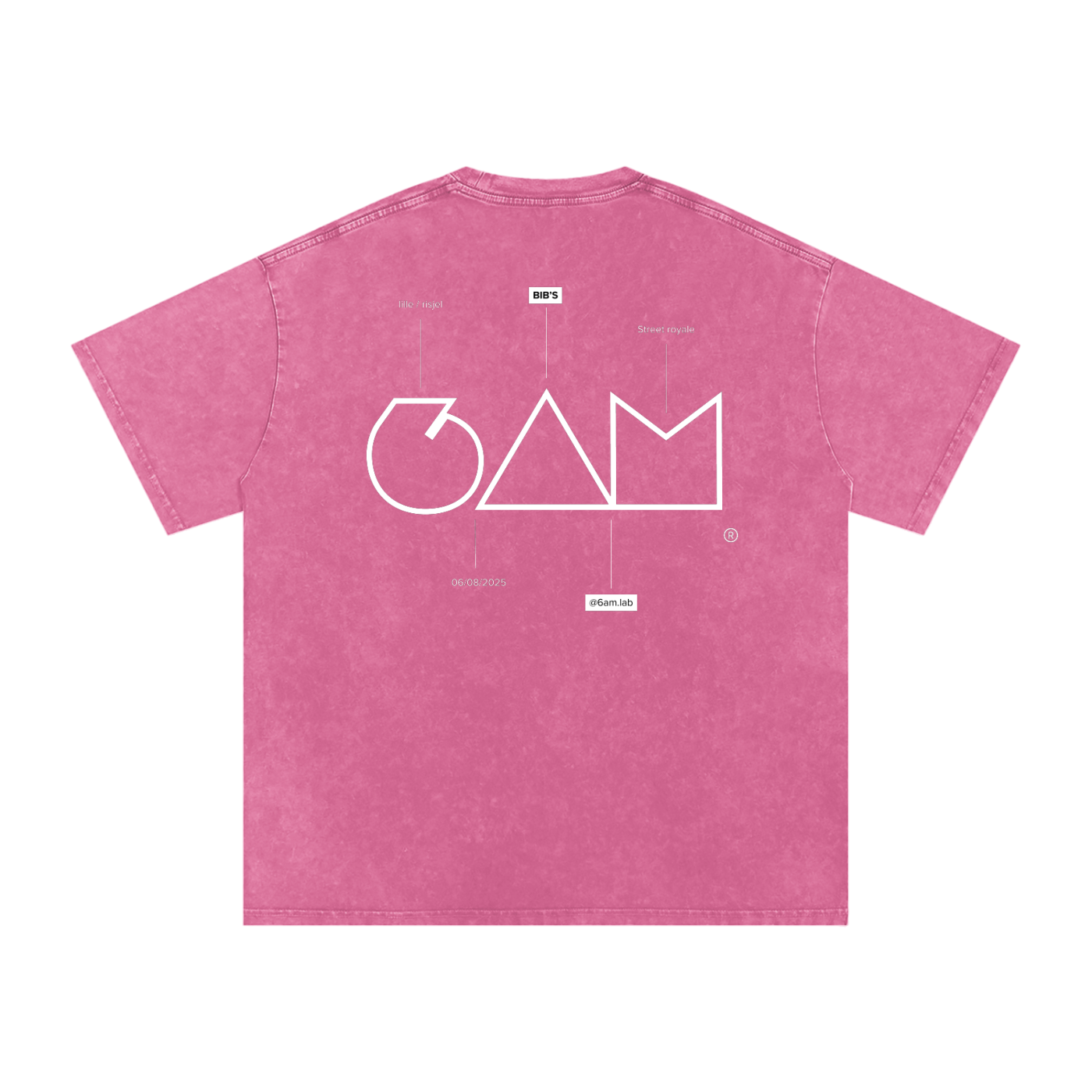 Dos du t-shirt rose 6AM × Bib’s, grand print blanc, clash brutaliste sur teinte pastel.