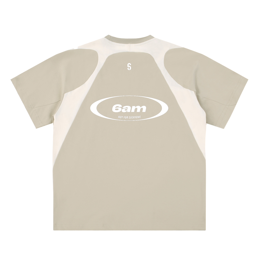 Dos du t-shirt camel – ovale blanc avec logo “6am – not for everyone”, contraste graphique épuré.