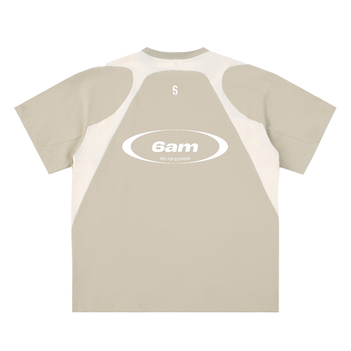 Dos du t-shirt camel – ovale blanc avec logo “6am – not for everyone”, contraste graphique épuré.