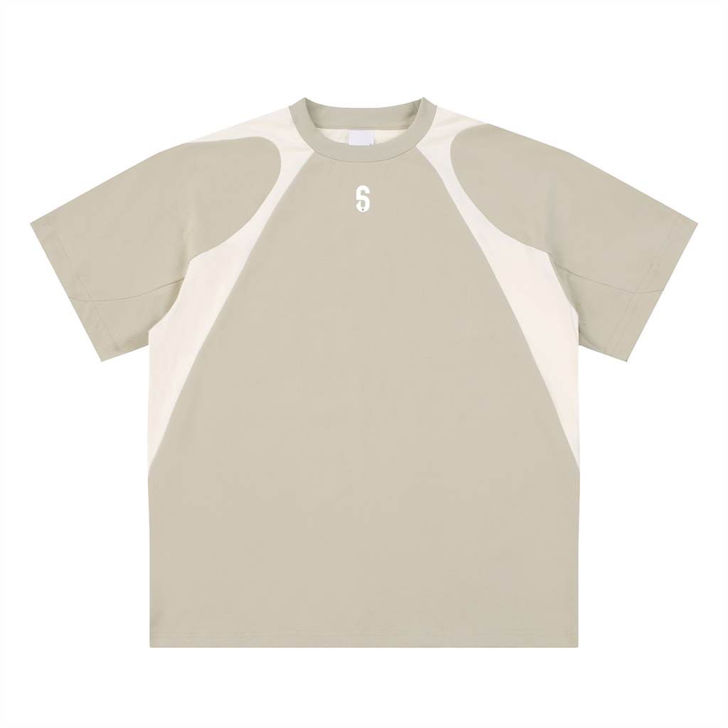 Avant du t-shirt "Contrast Panel" camel – logo "6" blanc poitrine, empiècements crème, design technique et propre.