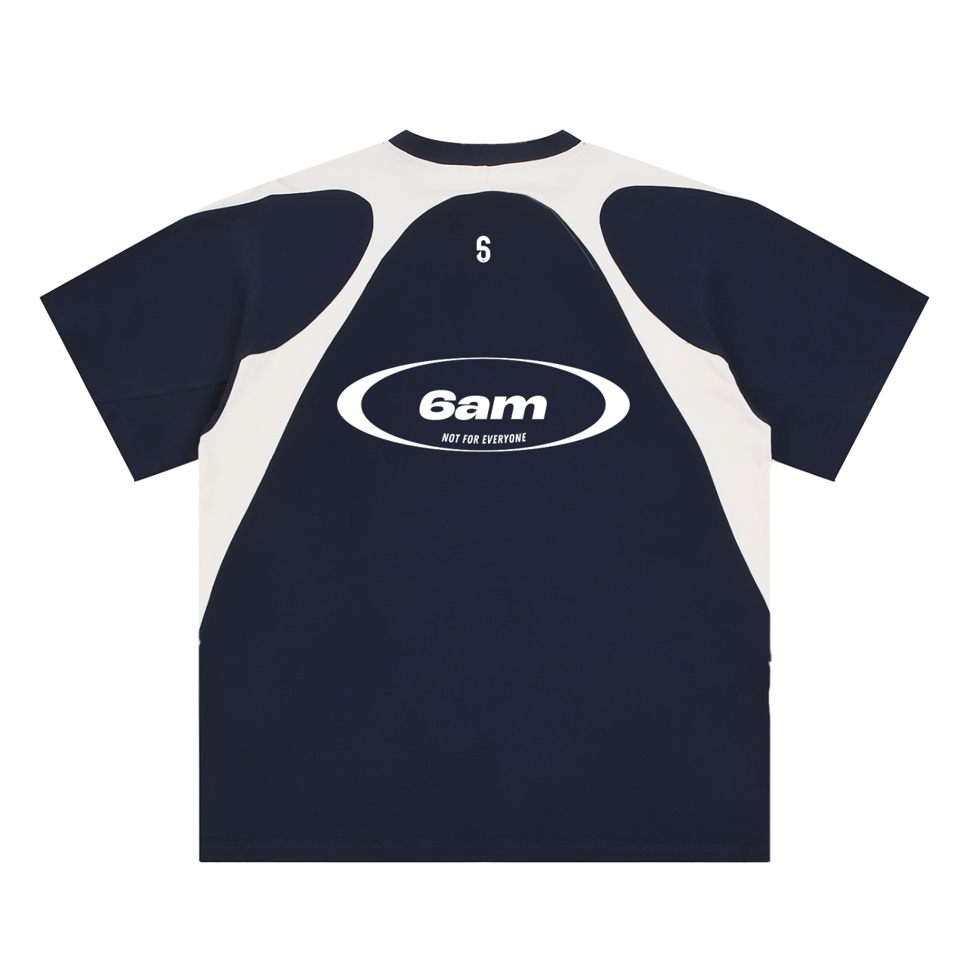 Dos du t-shirt bleu marine – grand logo blanc ovale “6am – not for everyone”, bloc visuel contrasté brutal-tech.