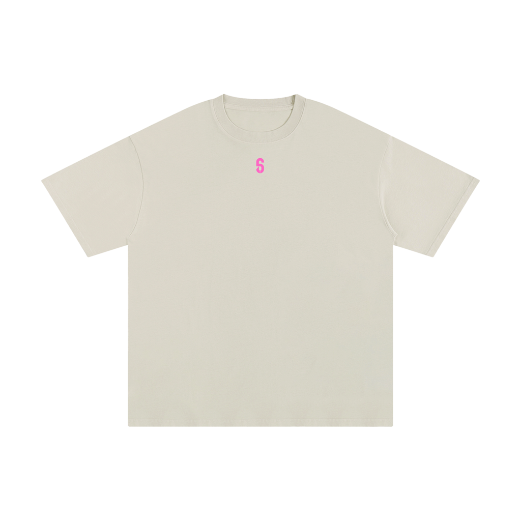 Avant du t-shirt beige clair 6AM – logo "6" rose en poitrine, esthétique douce mais affirmée.