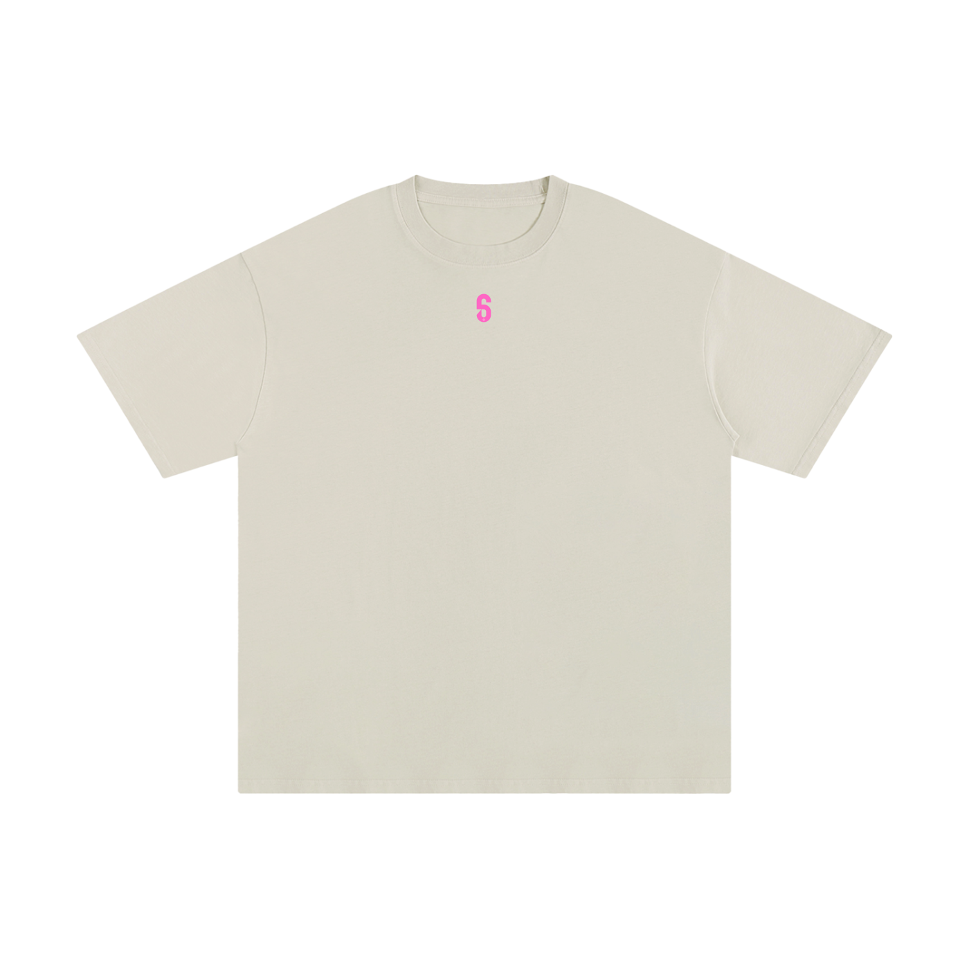Avant du t-shirt beige clair 6AM – logo "6" rose en poitrine, esthétique douce mais affirmée.