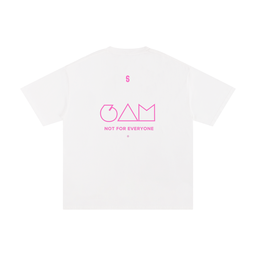 Dos du t-shirt blanc Crew – logo géométrique "6AM" rose et slogan "Not for everyone", touche disruptive.
