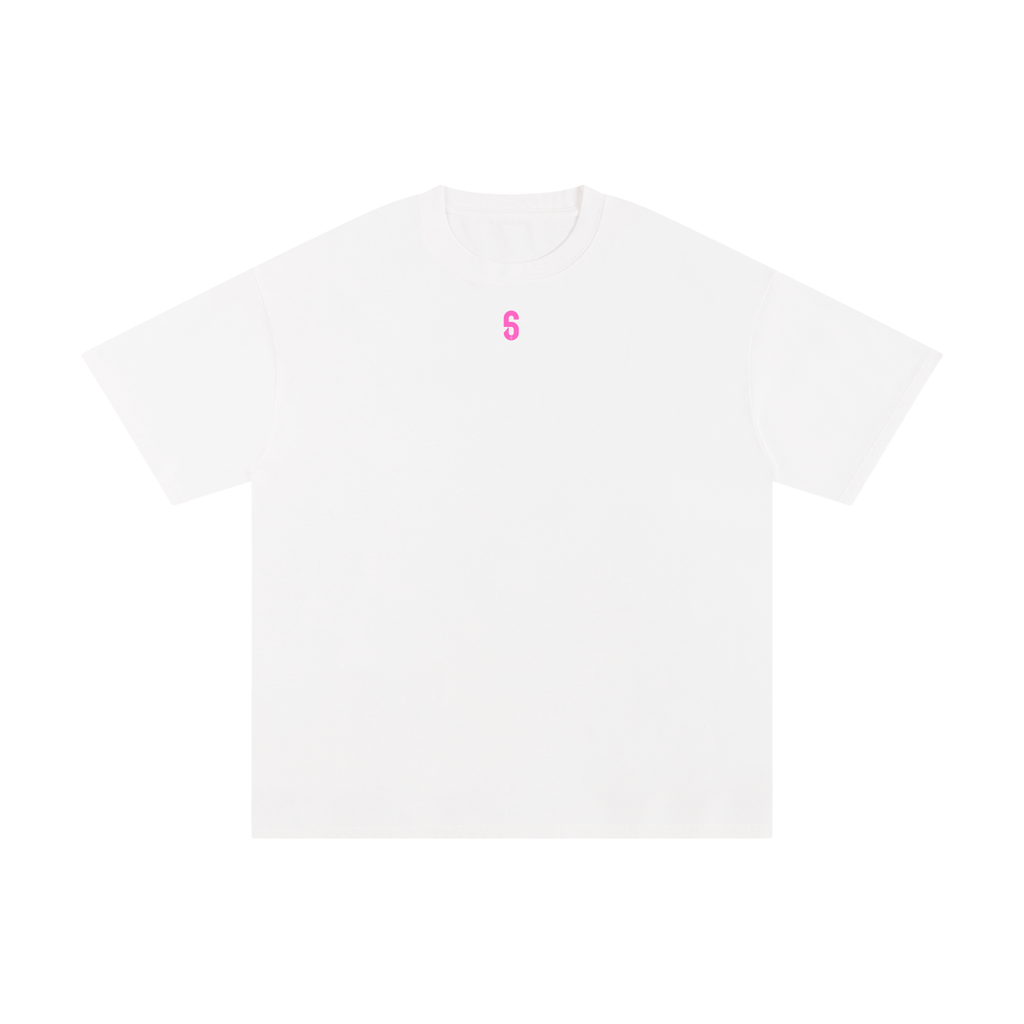 Face avant du t-shirt blanc "Crew Limited" 6AM – lettrage "6" rose en poitrine, design minimal.